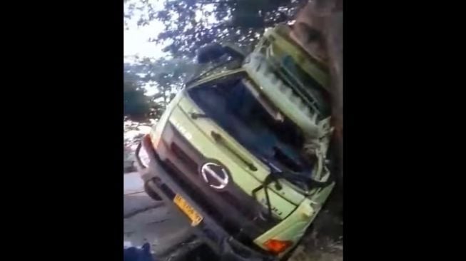 Truk Tabrak Pohon di Lokasi Bekas Kecelakaan, Ngaku Lihat Orang Nyeberang