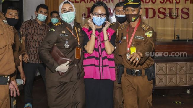Tersangka kasus suap pengurusan pengajuan fatwa bebas Mahkamah Agung (MA) untuk membebaskan Djoko Tjandra, Pinangki Sirna Malasari berjalan usai menjalani pemeriksaan di gedung Bundar, Kejaksaan Agung, Jakarta, Rabu (2/9/2020). [ANTARA FOTO/Galih Pradipta]