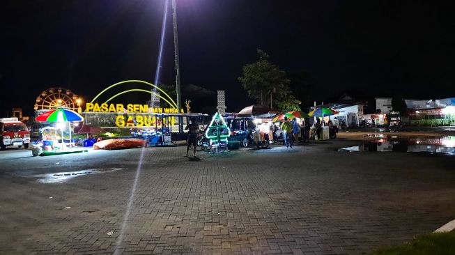 Ada Larangan Berkerumun, Suasana Pasar Gabusan di Malam Tahun Baru Sepi