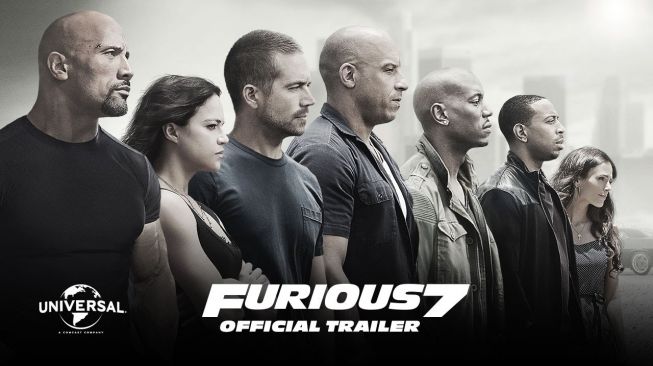 The Rock, paling kiri, di Fast and Furious 7  [Universal Pictures].