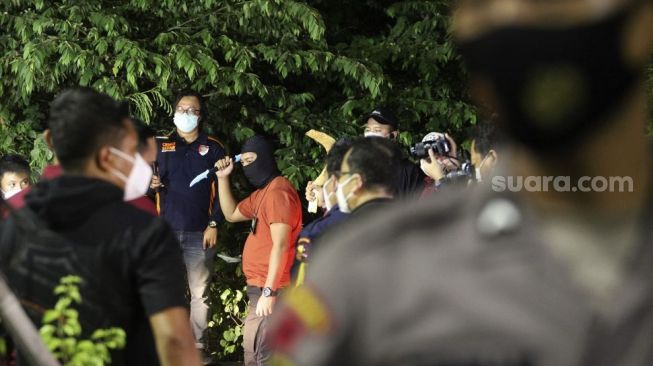 Tim Bareskrim Polri menggelar rekonstruksi kasus penembakan enam laskar pengawal Pimpinan FPI Rizieq Shihab di sekitar kilometer 50 tol Jakarta-Cikampek, Karawang, Jawa Barat, Minggu (13/12/2020). [Suara.com/Angga Budhiyanto]