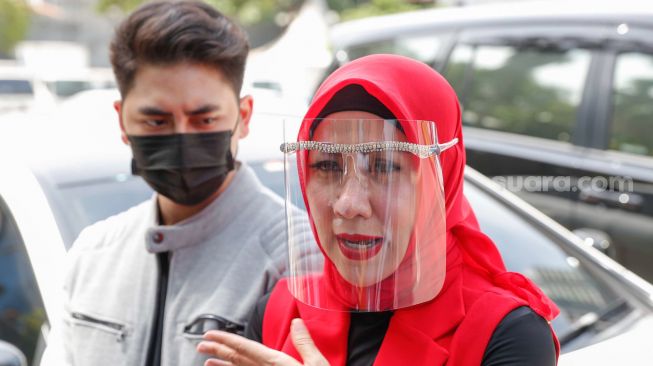 Aktris Venna Melinda bersama putranya, Athalla Naufal saat di Kawasan Tendean, Jakarta Selatan, Senin (28/12/2020). [Suara.com/Alfian Winanto]