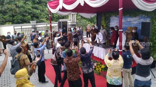 Jaga jarak tidak diterapkan oleh Menteri Kesehatan (Menkes) RI, Terawan Agus Putranto. (Suara.com/RS Prabowo).