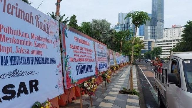 Karangan bunga ucapan selamat pembubaran FPI bertebaran di Kota Surabaya (Foto: Beritajatim.com)