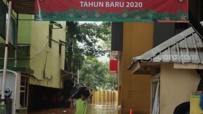 Pedagang beraktivitas saat banjir merendam Pasar Cipulir, Jakarta Selatan, Rabu (1/1). [Suara.com/Angga Budhiyanto]