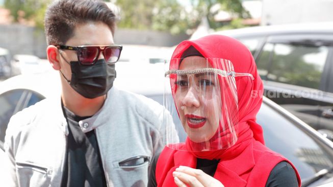 Aktris Venna Melinda bersama putranya, Athalla Naufal saat ditemui awak media di Kawasan Tendean, Jakarta Selatan, Senin (28/12/2020). [Suara.com/Alfian Winanto]