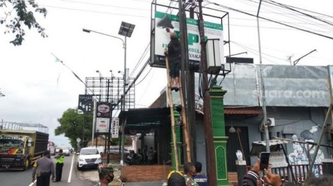 Suasana Atribut FPI DIY-Jateng Dicat Hitam sebelum Diturunkan oleh Aparat