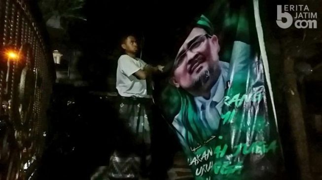 Pasang Baliho Rizieq Shihab di Rumah, Jagal Sapi Sidoarjo Digeruduk Aparat Malam-malam