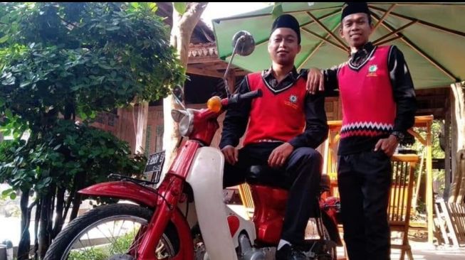 Honda C70 dibagikan gratis bagi siapa yang menerima tantangan dari pondok pesantren (Facebook)