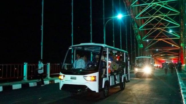 Golf car melintas di atas jembatan musi VI [dok pemprov sumsel]