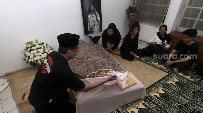 Jenazah aktris Ria Irawan berada di rumah duka di Jalan Anggrek Lestari Blok N, Lebak Bulus, Jakarta Selatan, Senin (6/1/2020). [Suara.com/Angga Budhiyanto]