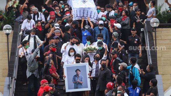 Prosesi pemakaman Penyanyi Glenn Fredly di GBIB Sumber Kasih, Lebak Bulus, Jakarta Selatan, Kamis (9/4/2020).  [Suara.com/Alfian Winanto]
