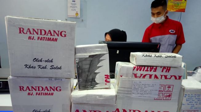 Rendang Hj Fatimah siap di antar ke semua pemesan di tanah air lewat jasa JNE. [Suara/Istimewa]