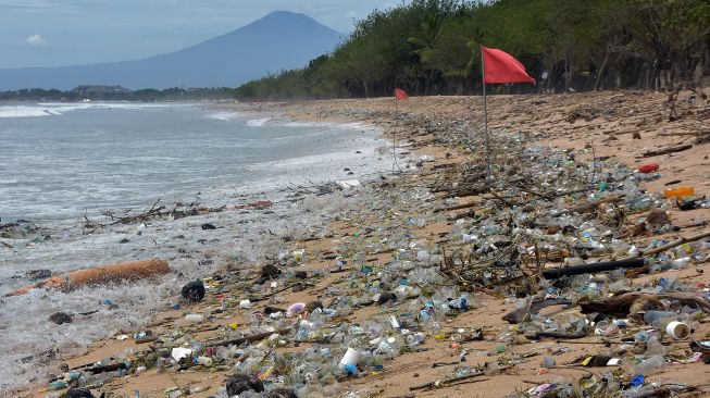 Kondisi pesisir Pantai Kuta yang dipenuhi sampah kiriman di Badung, Bali, Kamis (31/12/2020). [ANTARA FOTO/Nyoman Hendra Wibowo]
