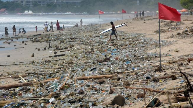 Kondisi pesisir Pantai Kuta yang dipenuhi sampah kiriman di Badung, Bali, Kamis (31/12/2020). [ANTARA FOTO/Nyoman Hendra Wibowo]
