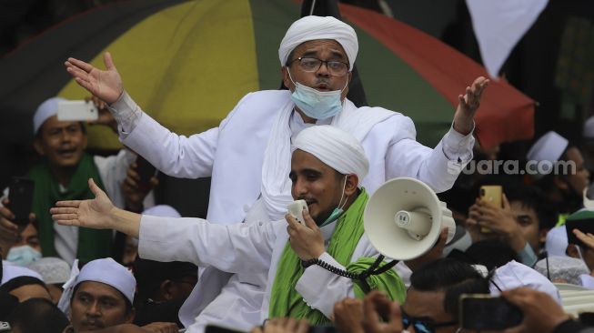 Imam Besar Front Pembela Islam (FPI)  Rizieq Shihab tiba di markas Front Pembela Islam, Petamburan, Jakarta, Selasa (10/11/2020). [Suara.com/Angga Budhiyanto]
