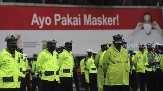 Personel Polri mengikuti Apel Pengamanan Tahun Baru 2021 di Lapangan Promoter Ditlantas Polda Metro Jaya, Jakarta, Kamis (31/12/2020). [Suara.com/Angga Budhiyanto]