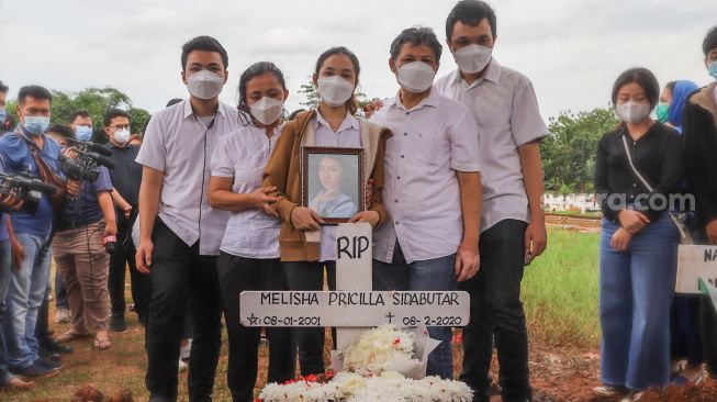 Jenazah penyanyi Melisha Pricillia Sidabutar atau Melisha Indonesian Idol dimakamkan di Tempat Pemakaman Umum (TPU) Pedurenan, Bantar Gebang Setu, Kota Bekasi, Kamis (10/12/2020) siang. [Suara.com/Alfian Winanto]