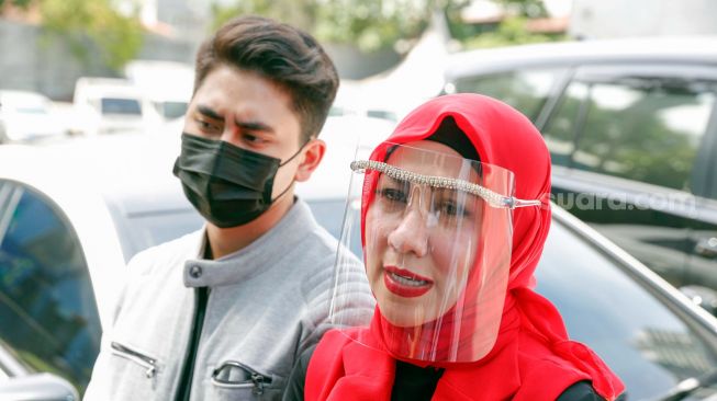 Aktris Venna Melinda bersama putranya, Athalla Naufal saat di Kawasan Tendean, Jakarta Selatan, Senin (28/12/2020). [Suara.com/Alfian Winanto]