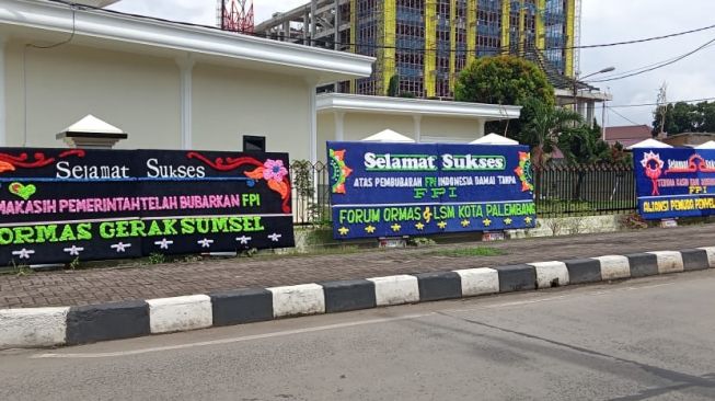 Maklumat Larangan FPI Beredar, Mapolda Sumsel Tetiba Padat Karangan Bunga