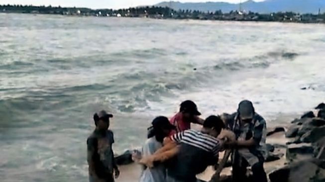 Main Getek di Pantai Kalapa Pendek, Warga Pandeglang Terseret Ombak