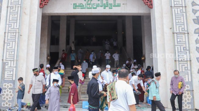 Warga usai melaksanakan shalat jumat di Masjid Agung At-Tin, Taman Mini, Jakarta Timur, Jumat (1/1/2021). [Suara.com/Alfian Winanto]