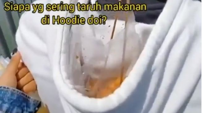 Fungsi lain jaket Hoodie yang dipakai pemotor, cocok nih buat orang pacaran (Instagram)