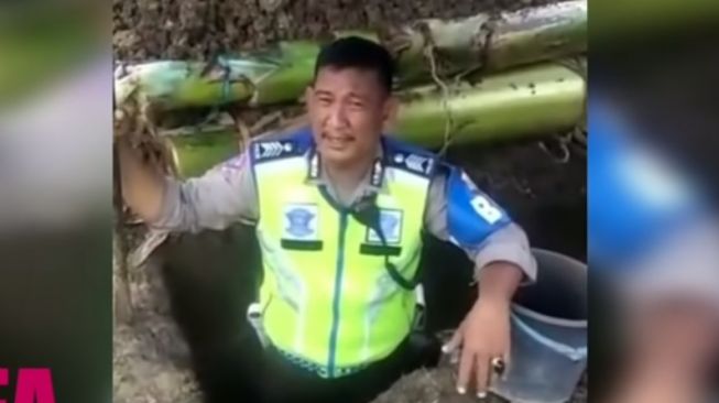 Aksi polisi beri wejangan di dalam liang kuburan (Youtube)