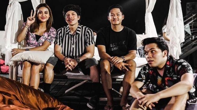 Diisukan Putus, Atta dan Aurel Pamer Rayakan Tahun Baru Bersama di Bali