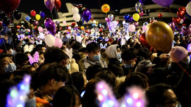 Suasana malam Tahun Baru di Wuhan di provinsi Hubei tengah China, Jumat (1/1) dini hari WIB. [NOEL CELIS / AFP]
