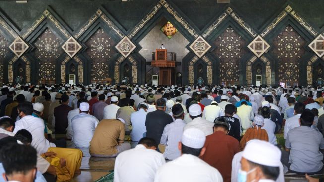 Warga mendengarkan ceramah saat melaksanakan shalat jumat di Masjid Agung At-Tin, Taman Mini, Jakarta Timur, Jumat (1/1/2021). [Suara.com/Alfian Winanto]