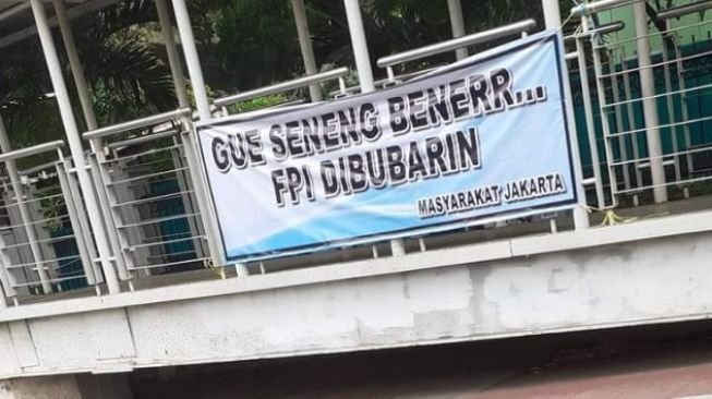 Ada Poster Warga Jakarta Senang FPI Dibubarkan, Siapa yang Pasang?