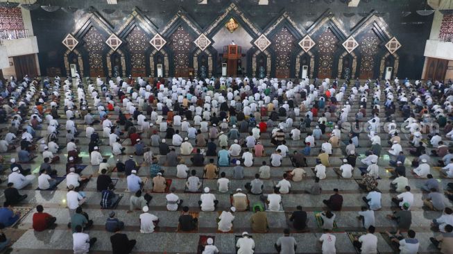 Warga melaksanakan shalat jumat di Masjid Agung At-Tin, Taman Mini, Jakarta Timur, Jumat (1/1/2021). [Suara.com/Alfian Winanto]
