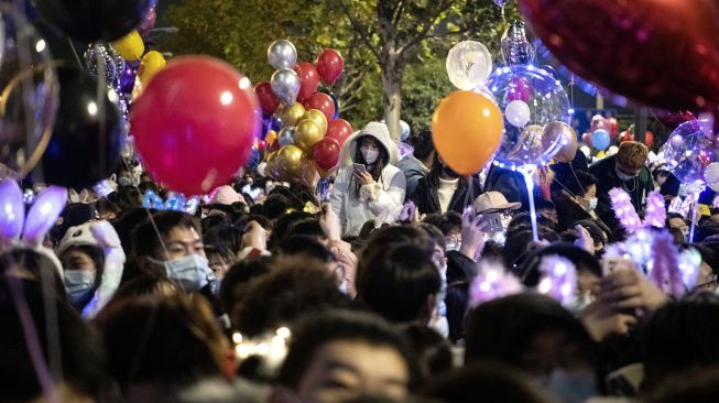Suasana malam Tahun Baru di Wuhan di provinsi Hubei tengah China, Jumat (1/1) dini hari WIB. 
[NOEL CELIS / AFP]