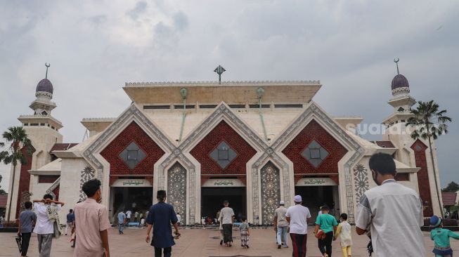 Warga berdatangan untuk melaksanakan shalat jumat di Masjid Agung At-Tin, Taman Mini, Jakarta Timur, Jumat (1/1/2021). [Suara.com/Alfian Winanto]