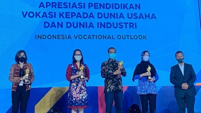 PT Astra Daihatsu Motor Indonesia meraih penghargaan Vocational Outlook yang  diserahkan langsung oleh Direktur Kemitraan dan Penyelarasan Dunia Usaha Dunia Industri (DUDI) Kemendikbud RI Ahmad Saufi [Dok PT ADM].