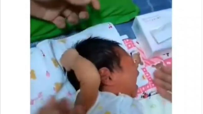 Viral Bayi Nangis Gegara Tarik Rambut Sendiri, Publik: Ngelawak Sejak Dini