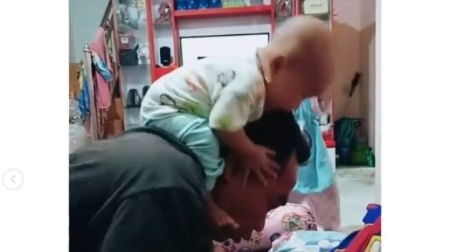 Begini Jadinya Kalau Bapak-bapak Jaga Bayi, Malah Bikin Jantung Mau Copot!