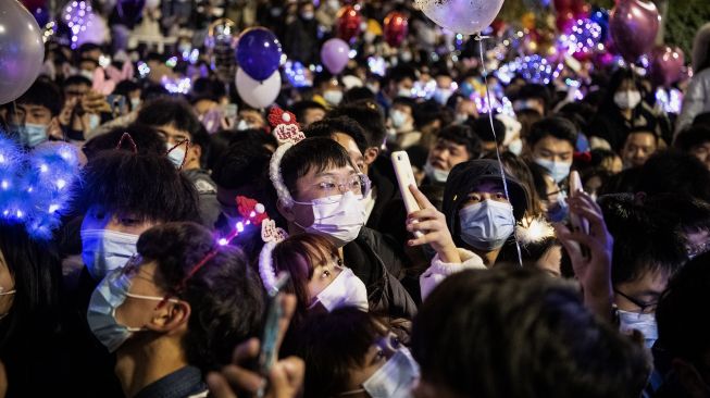 Suasana malam Tahun Baru di Wuhan di provinsi Hubei tengah China, Jumat (1/1) dini hari WIB. [NOEL CELIS / AFP]