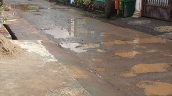Lapor! Jalan Alternatif Cipocok Jaya - Bhayangkara Rusak Berat