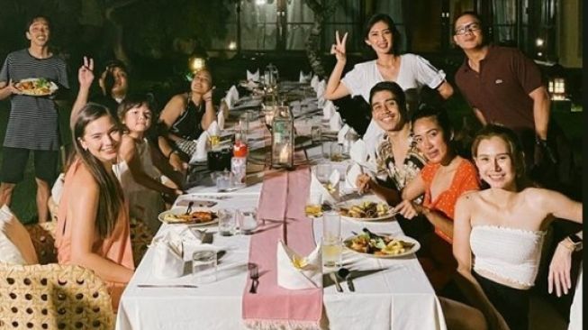 Gading Marten merayakan malam tahun baru bareng putrinya, Gempita Nora Marten dan perempuan spesial di hatinya, Karen Nijsen. [Instagram]