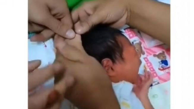 Bikin Gemes, Bayi Ini Menangis Kencang Saat Jambak Rambutnya Sendiri