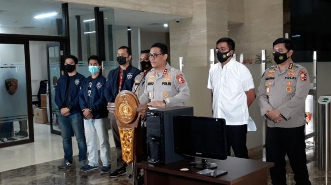 Kadiv Humas Mabes Polri Irjen Pol Argo Yuwono saat menyampaikan konferensi pers penangkapan para pelaku pembuat video parodi Indonesia Raya. [Suara.com/Novian Ardiansyah]