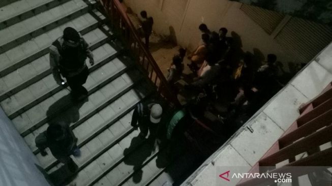 Polisi membubarkan warga yang ingin naik ke Jembatan Ampera di malam tahun baru, Kamis (31/12/2020). [Antara]