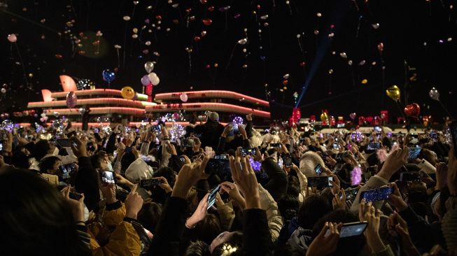 Suasana malam Tahun Baru di Wuhan di provinsi Hubei tengah China, Jumat (1/1) dini hari WIB. 
[NOEL CELIS / AFP]