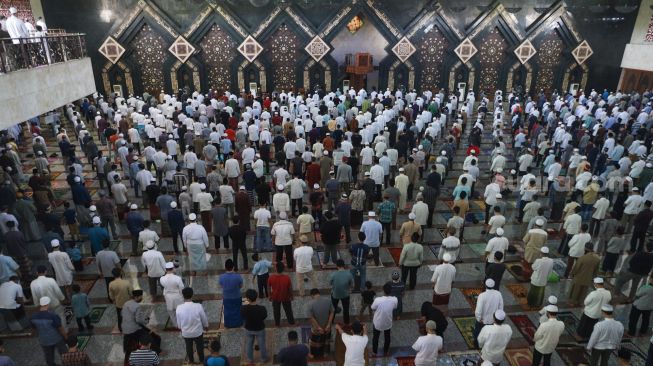Warga melaksanakan shalat jumat di Masjid Agung At-Tin, Taman Mini, Jakarta Timur, Jumat (1/1/2021). [Suara.com/Alfian Winanto]