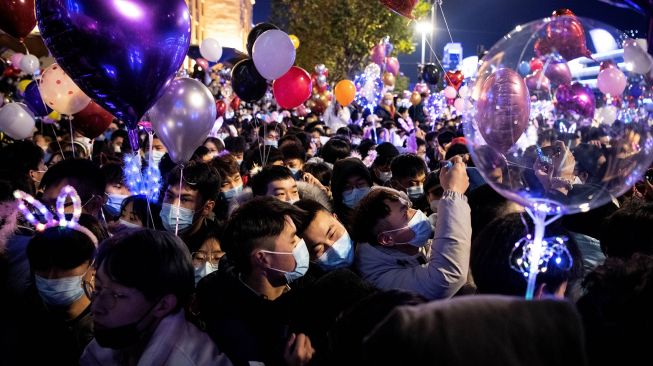 Suasana malam Tahun Baru di Wuhan di provinsi Hubei tengah China, Jumat (1/1) dini hari WIB. 
[NOEL CELIS / AFP]