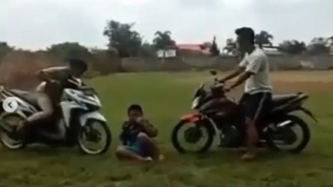 Viral Video Anak Kecil Di-Bully, Diancam Kalau Tak Mau Rekam Kakaknya Mandi