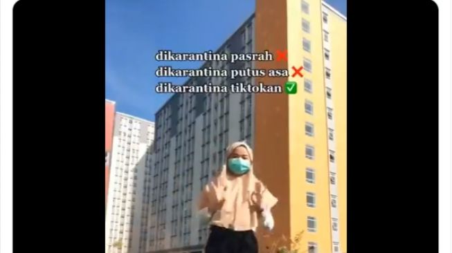 Video gadis yang membuat konten TikTok saat menjalani karantina. - (Twitter/@MenteriHiburan)