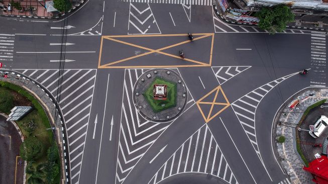 Foto udara Simpang Lima Jalan Asia Afrika yang lengang di Bandung, Jawa Barat, Jumat (1/1/2021). [ANTARA FOTO/Raisan Al Farisi]